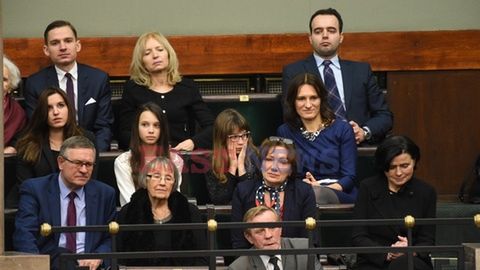 Mama Mateusza Morawieckiego (drugi rząd, druga od lewej) i córka Ola (trzeci rząd, pierwsza z lewej). W poprzednim podpisie omyłkowo podpisaliśmy Lidię Kochanowicz-Mańk (pierwsza od prawej, drugi rząd), przepraszamy
