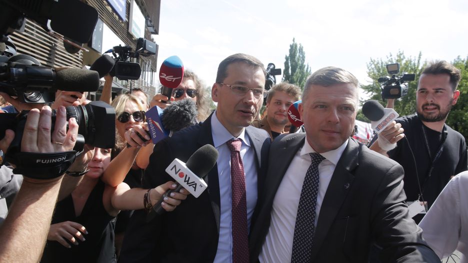 Mateusz Morawiecki w towarzystwie funkcjonariusza BOR