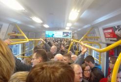 Przepełnione pociągi Kolei Mazowieckich. "Ludzie traktowani są jak bydło"