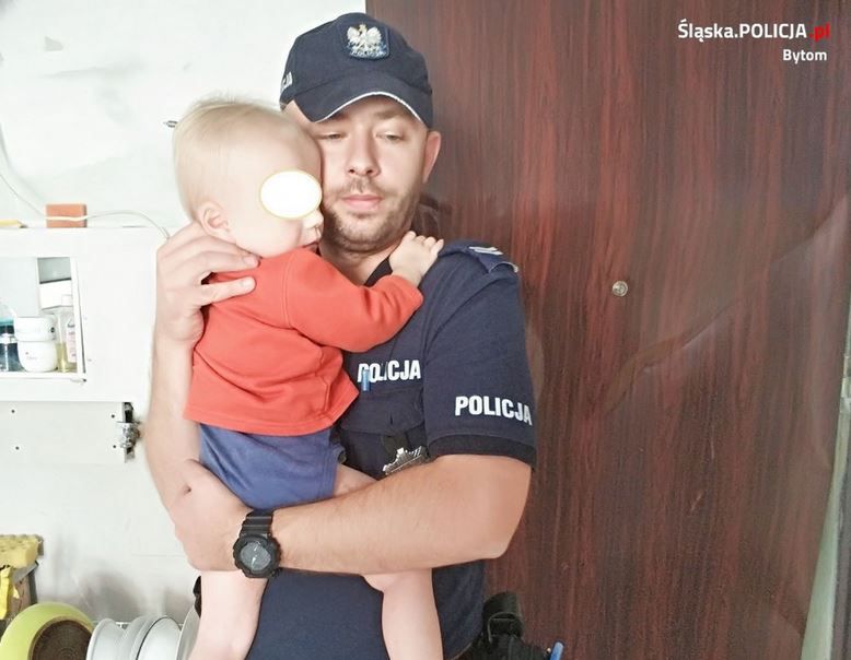 Matka zostawiła dziecko bez opieki. Policjanci wyważyli drzwi