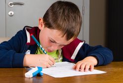 Matka narzeka na zadania domowe syna. Nie potrafi mu pomagać