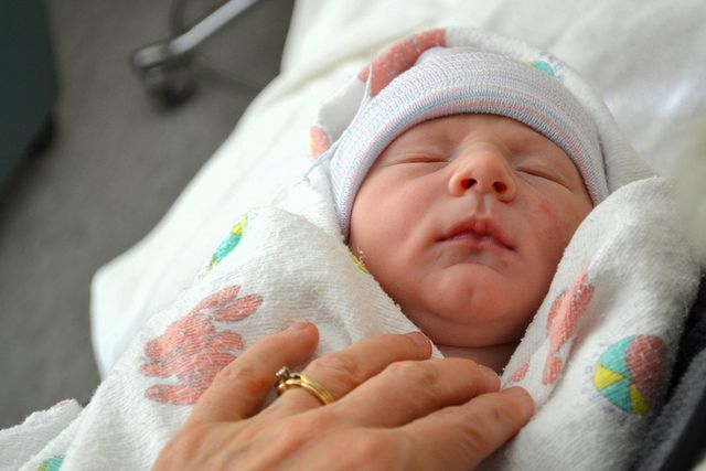 Owinięcie dziecka w kocyk daje mu poczucie bezpieczeństwa.