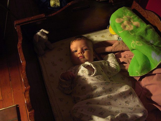 Kołysanie daje maleństwu poczucie bezpieczeństwa.