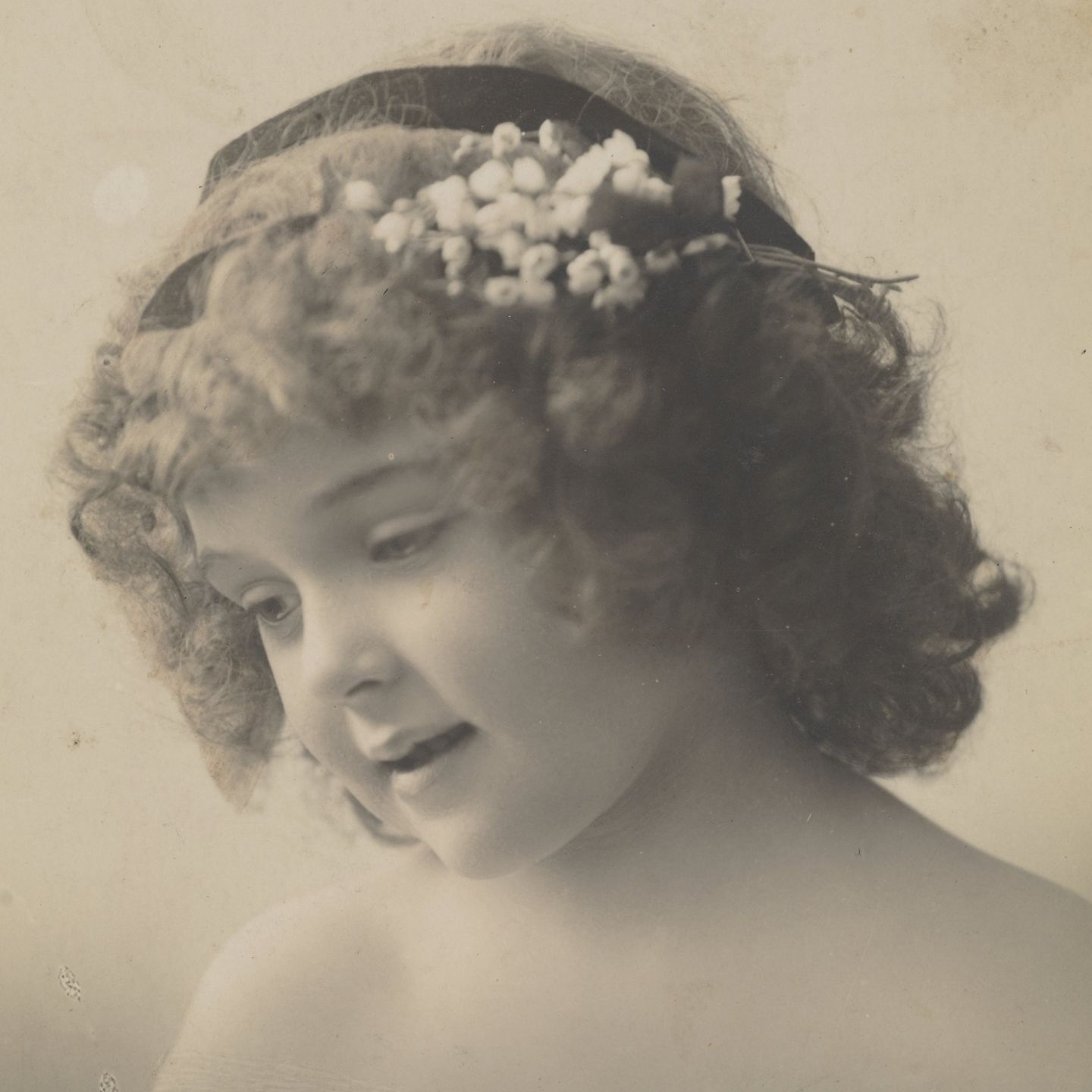 Portret anonimowej dziewczynki. Druga dekada XX wieku 