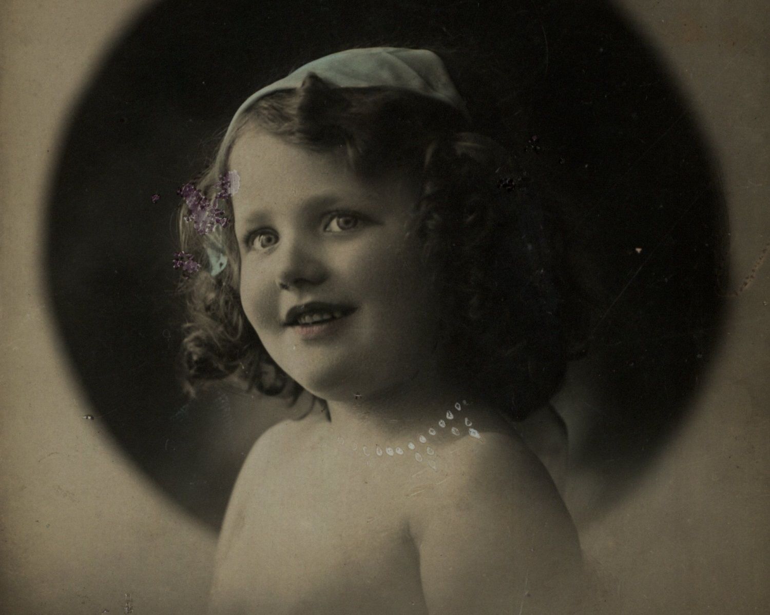 Portret anonimowej dziewczynki z początku XX wieku 