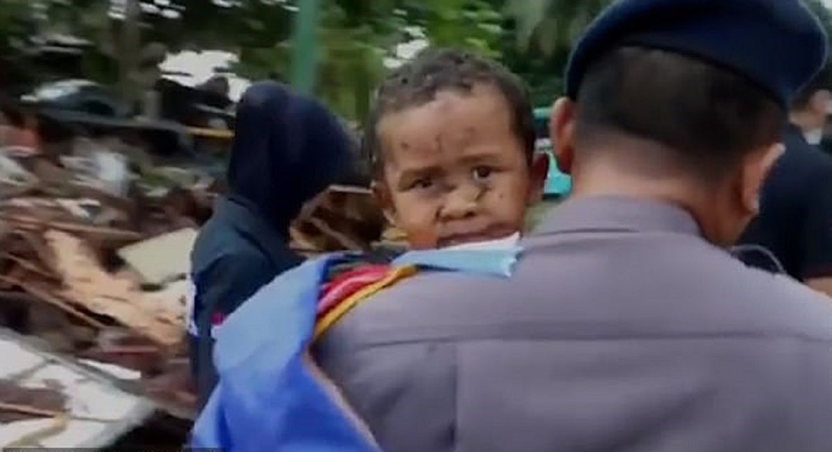 Indonezja: Ratownicy mówią o cudzie. Po 12 godzinach uratowali chłopca