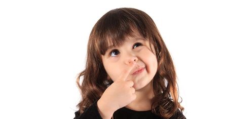 Okres i podpaski to dla niej czarna magia. Psycholożka radzi, jak edukować córki