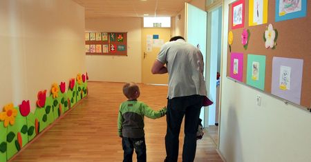 Ci mężczyźni zaopiekują się dziećmi uczestniczek piątkowego protestu