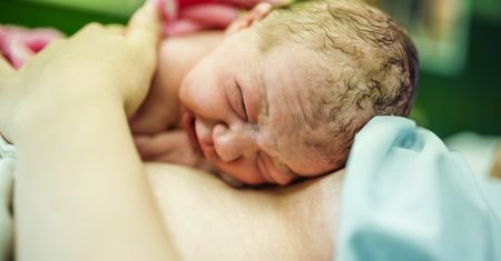 Kobieta urodziła w środku lasu. Wykrwawiła się