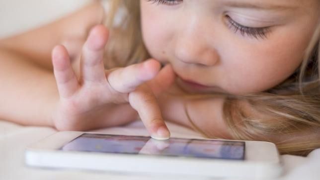 Pierwszy smartfon dzieci dostają w wieku 7-8 lat