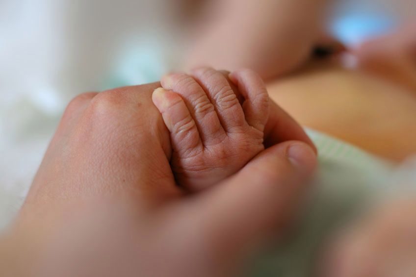  24-latka urodziła syna dzięki usunięciu jajnika w dzieciństwie