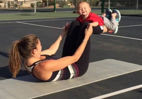 Dziecko zamiast ciężarka. Dla niej to najlepsze ćwiczenia