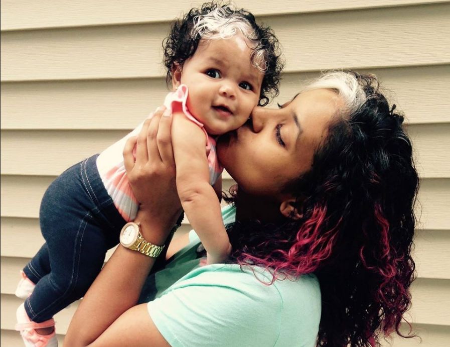 Urodziła się z siwym pasemkiem. Zupełnie jak jej mama