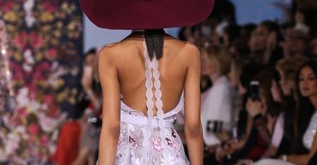 TRENDY: sukienki bez pleców