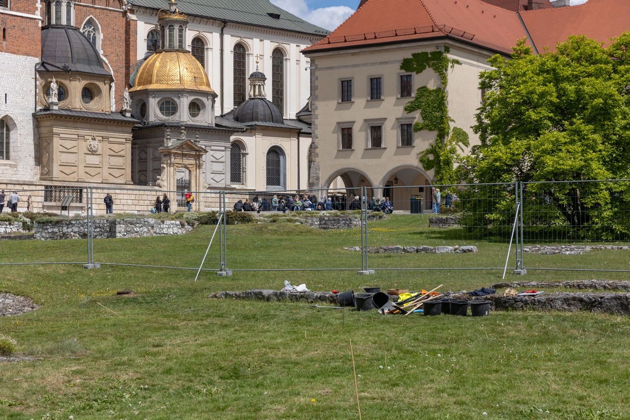 Kolejna tajemnica Zamku Królewskiego na Wawelu. Archeolodzy odkryli dziecięce pochówki i fragment broni