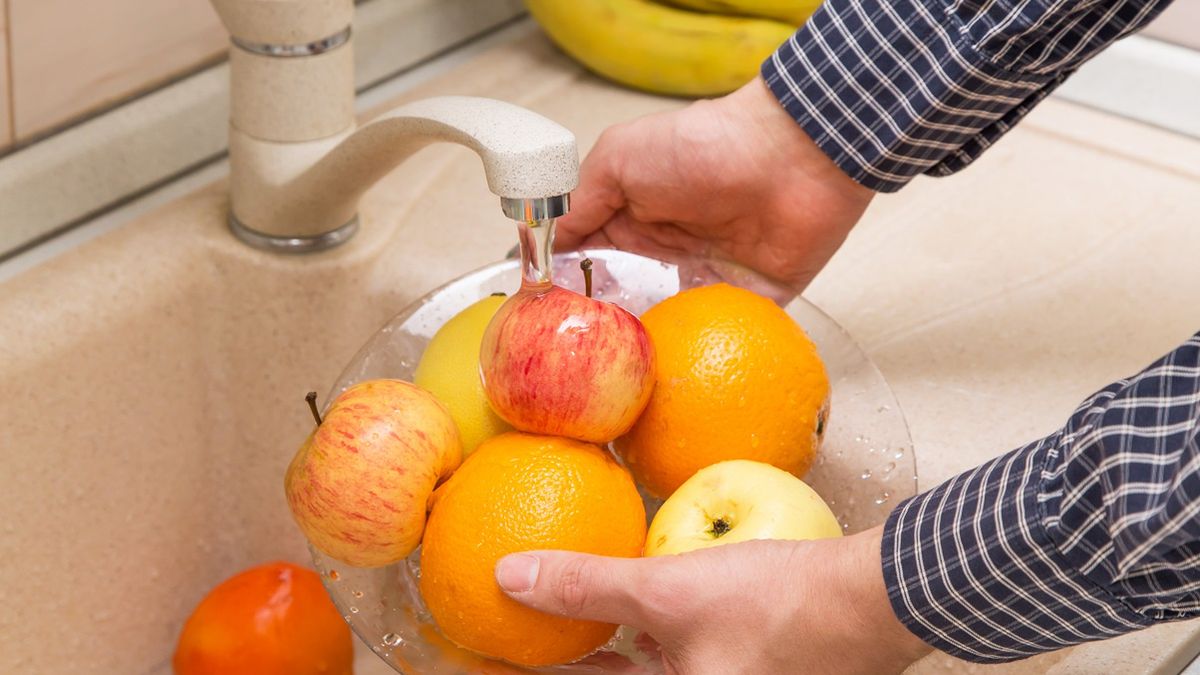 Tych owoców nie wystarczy opłukać pod wodą