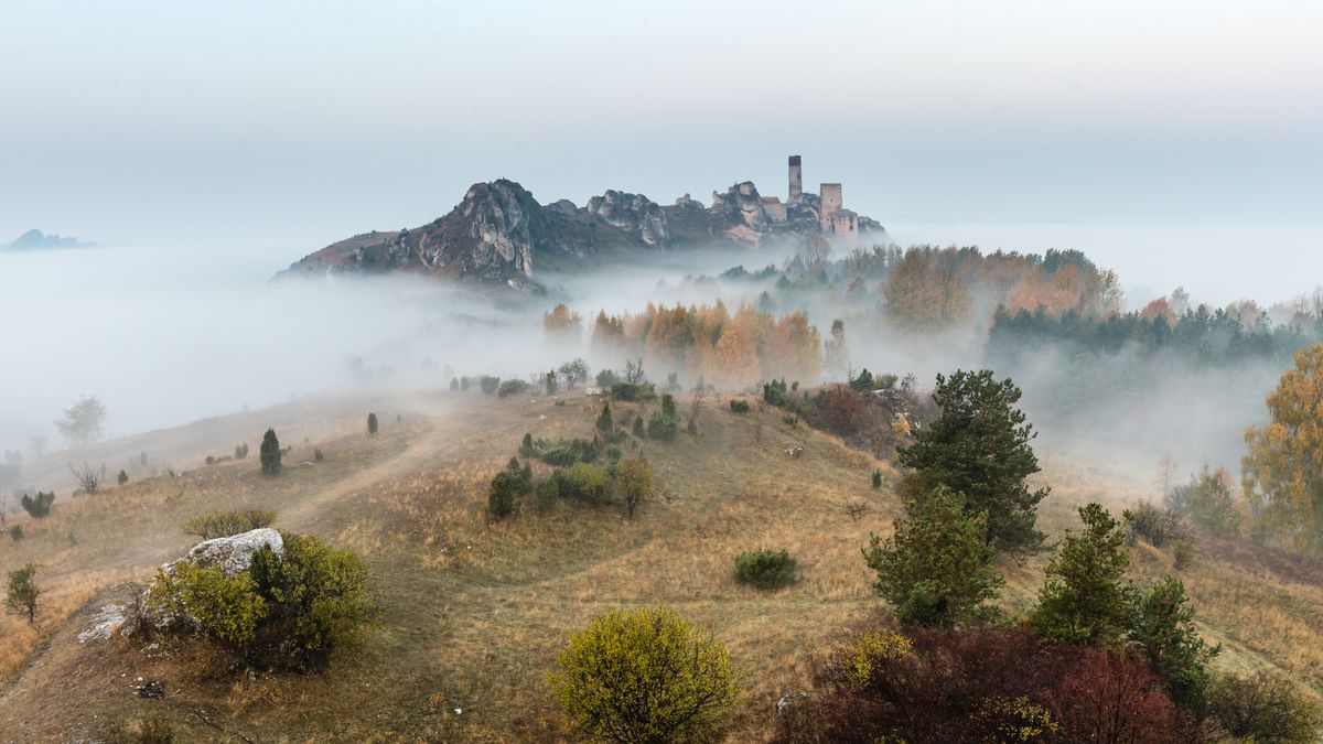 Mgły nad wzgórzami nadają ruinom tajemniczy klimat