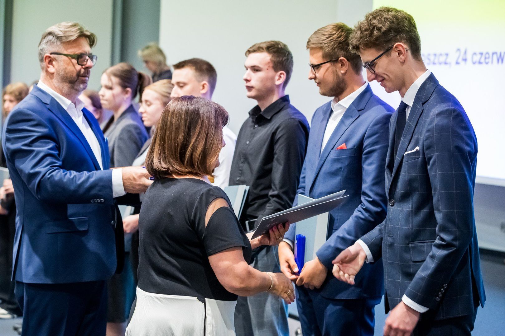 Podczas Gali laureatów i finalistów konkursów i olimpiad przedmiotowych organizowanych w roku szkolnym 2024/2025 dyplomy i upominki odebrało 167 osób, w tym uczniowie, nauczyciele oraz dyrektorzy szkół z regionu bydgoskiego