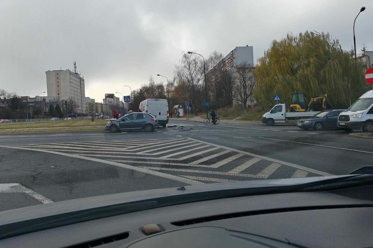 Zderzenie busa kurierskiego z peugeotem na rondzie przy Makro