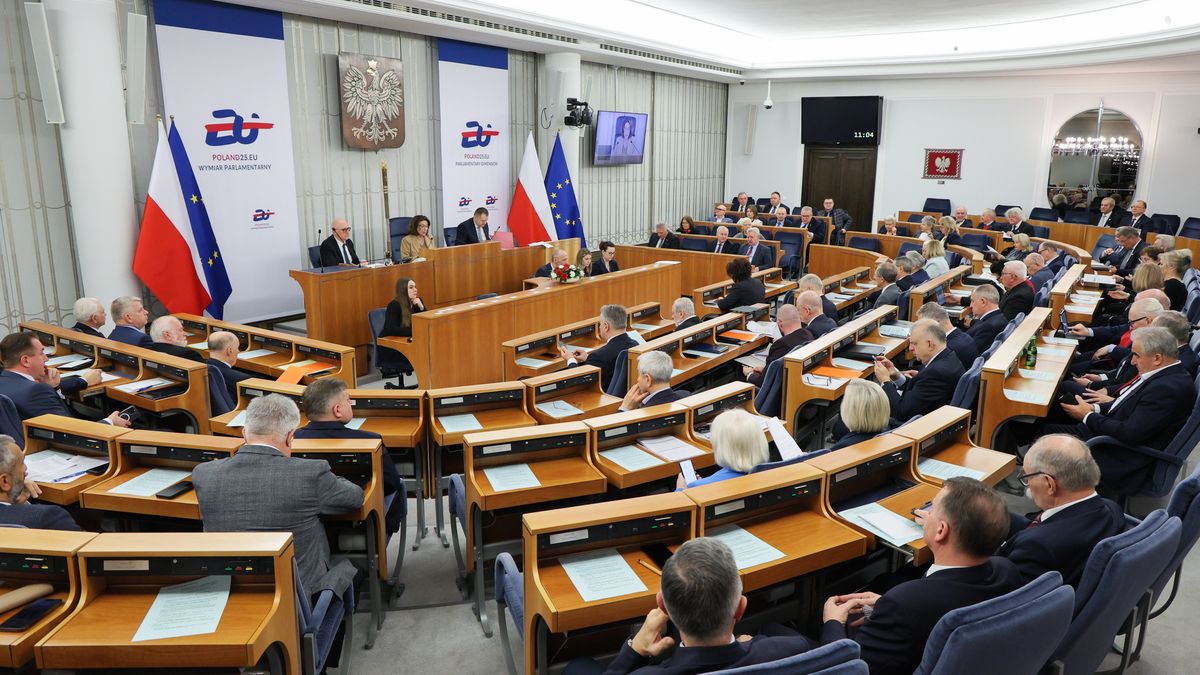 sala obrad
Pawe� Supernak
obrad, plenarna, polityk polityka, posiedzenie, sala, senat, senator, senatu