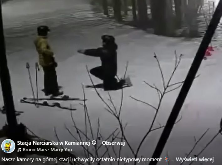 Mężczyzna oświadczył się na stoku