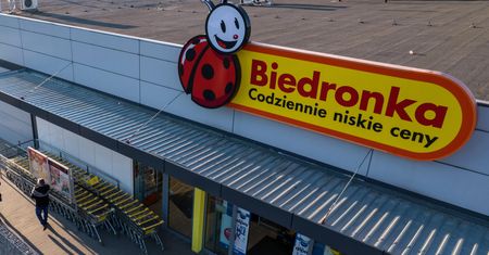 Pod Biedronką rozłożono czerwony dywan. O co chodzi?