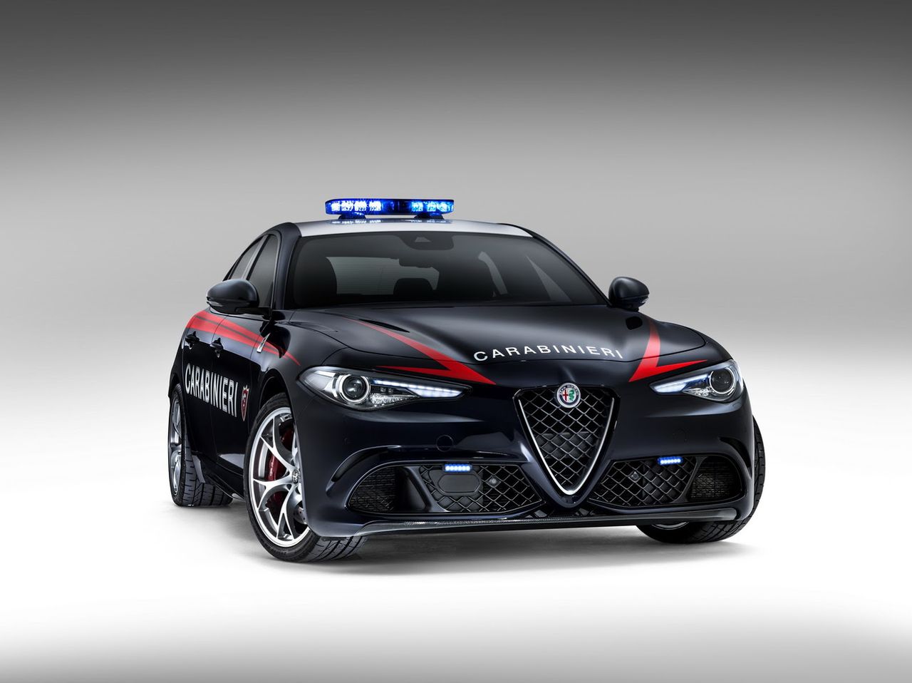 Giulie Quadrifoglio dostarczone dla Carabinieri to część kontraktu FCA z włoską policją, w ramach którego producent dostarczy około 800 samochodów, w tym także Jeepy Renegade'y i Fiaty Pandy 4x4.