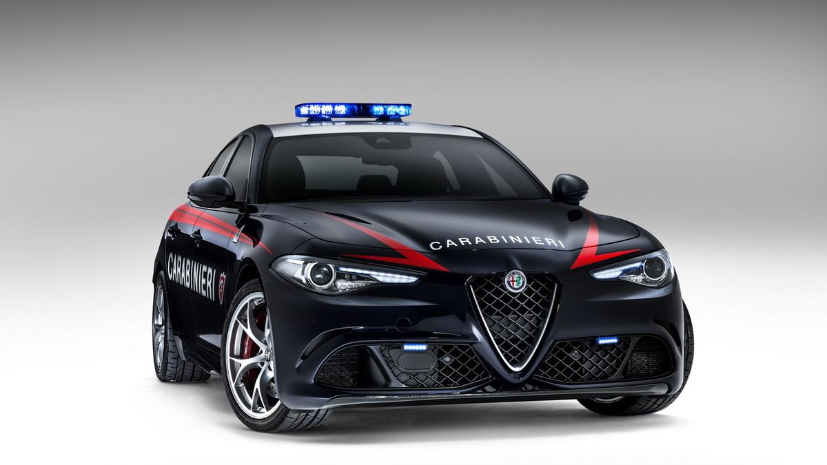Giulie Quadrifoglio dostarczone dla Carabinieri to część kontraktu FCA z włoską policją, w ramach którego producent dostarczy około 800 samochodów, w tym także Jeepy Renegade'y i Fiaty Pandy 4x4.