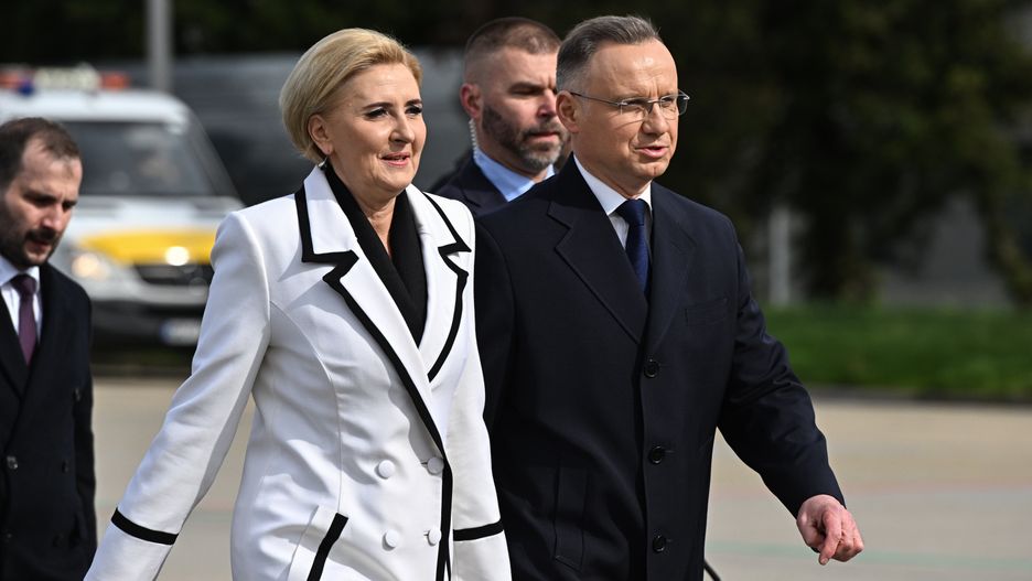 Warszawa, 16.04.2024. Prezydent Andrzej Duda (P), pierwsza dama Agata Kornhauser-Duda (2L) i szef Biura Polityki Międzynarodowej KPRP Mieszko Pawlak (L) na warszawskim lotnisku, 16 bm. Polska para prezydencka wybiera się z wizytą roboczą do Stanów Zjednoczonych Ameryki oraz Kanady. (sko) PAP/Radek Pietruszka