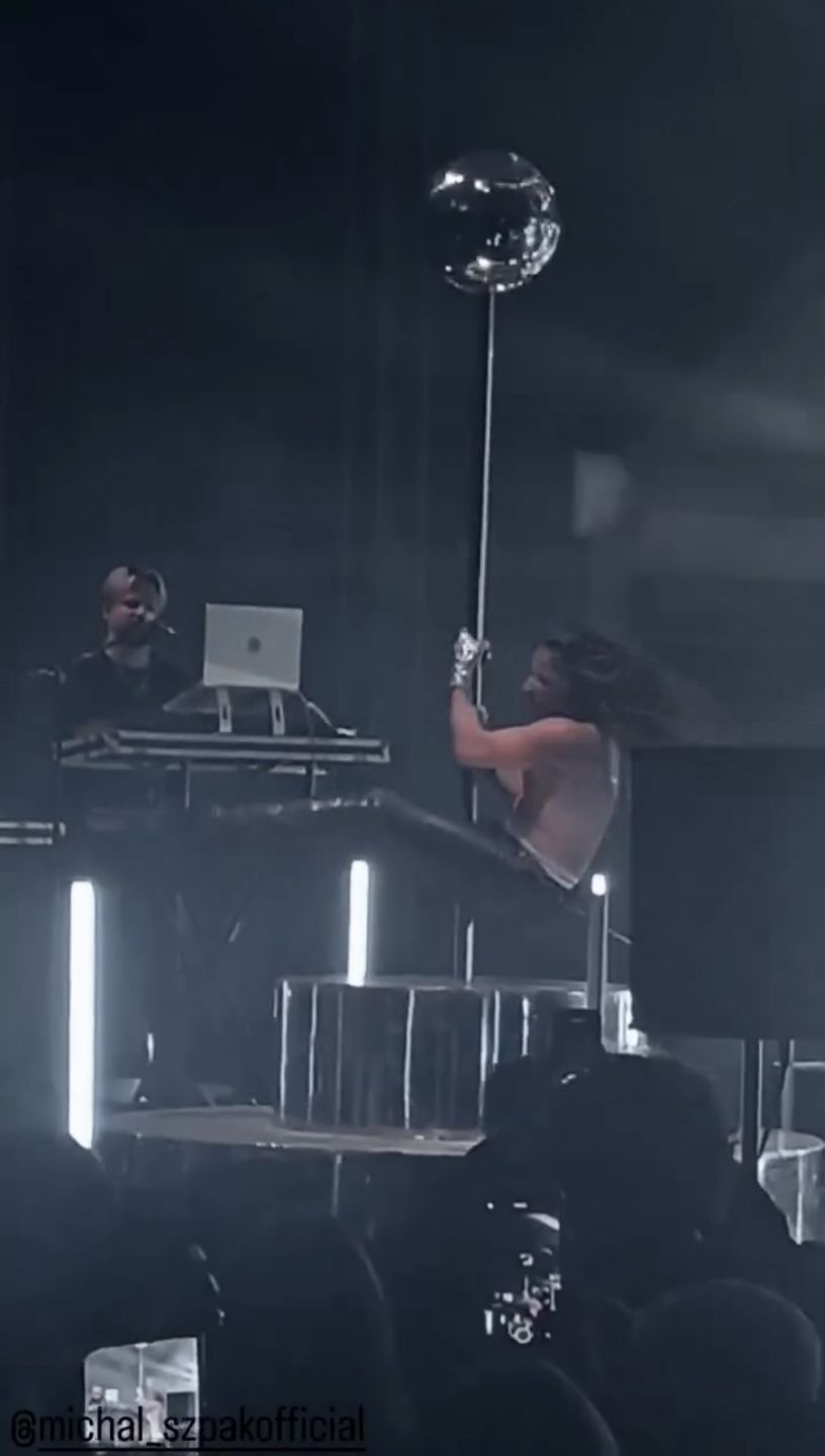 Michał Szpak tańczy na rurze