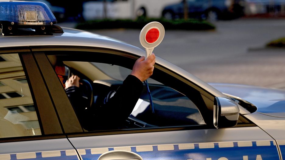 Policja zatrzymała kierowcę za łamanie przepisów ruchu drogowego