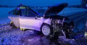 Kolizja w Sikorzu. Samochód osobowy uderzył w drzewo, droga była zablokowana