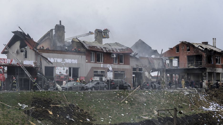 Ukrainian rescuers put out a fire of an auto service center after Russian shelling in the western Ukrainian city of Lviv, Ukraine, 18 April 2022. According to Lviv authorities, seven civilians were killed and eleven people injured as Russian troops shelled Lviv's civilian infrastructure. EPA/MYKOLA TYS Dostawca: PAP/EPA.