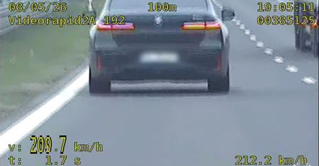 Ponad 200 km/h na S7. Dwoje kierowców zatrzymanych przez policję