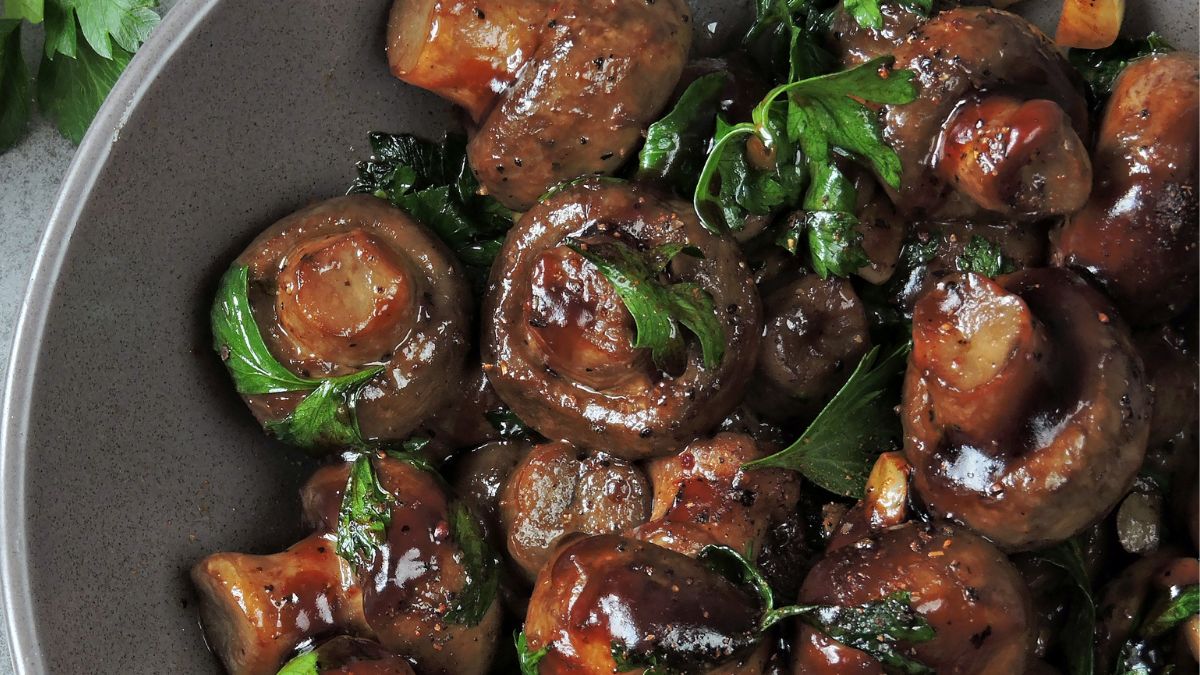 Pieczarki w słodkiej glazurze posypuję natką pietruszki