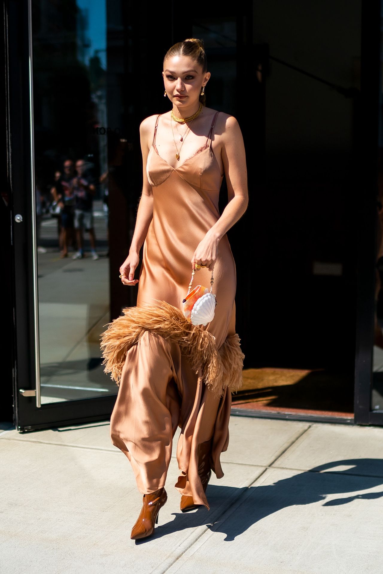 Gigi Hadid w sukience z piórami