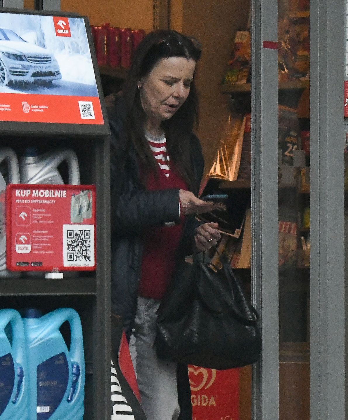 Agata Kulesza "przyłapana" na stacji paliw