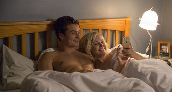 "Easy" - nowy serial Netfliksa. Orlando Bloom w trójkącie z Malin Åkerman