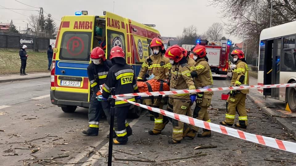 Groźny wypadek w Jastrzębiu-Zdroju. Autobus uderzył w drzewo