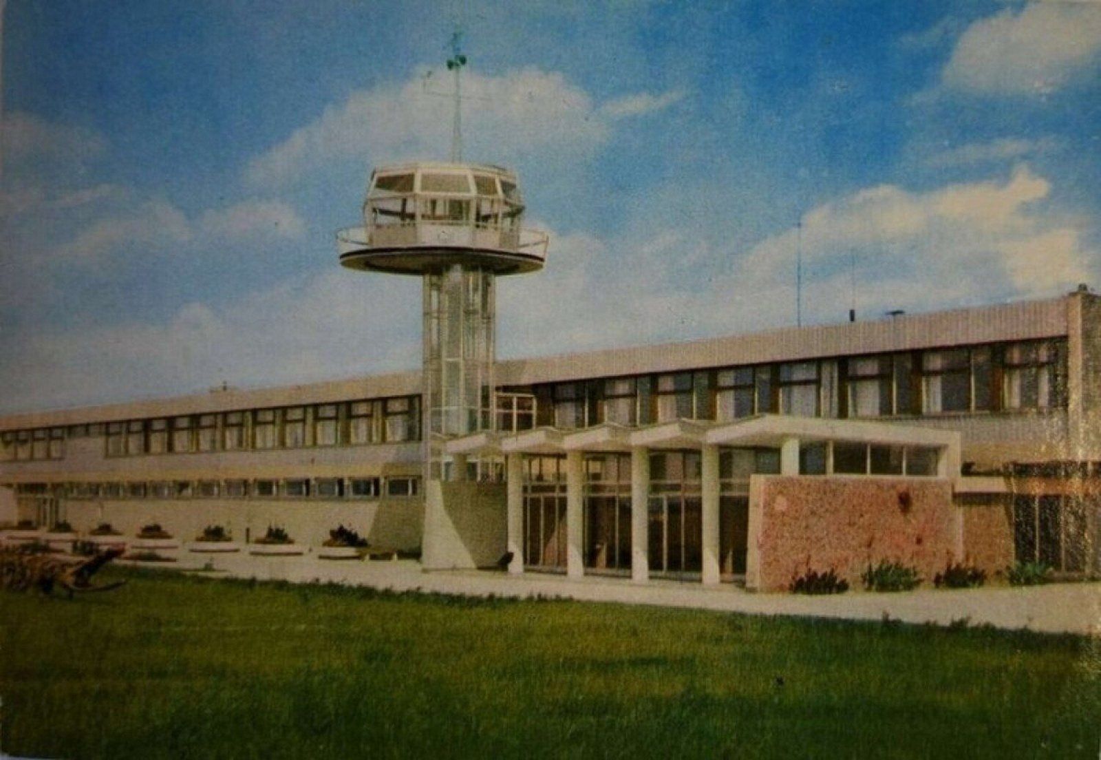 Leszczyńskie lotnisko ma czym pochwalić się. Rozgrywano na nim wielokrotnie zawody na poziomie mistrzowskim. Nad bezpieczeństwem startujących lotników czuwano w wieży kontroli lotów. Zdjęcie ze zbiorów MBP w Lesznie