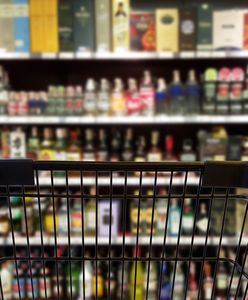 Hit zastępuje Polakom alkohol. Pijemy 1 mln butelek dziennie