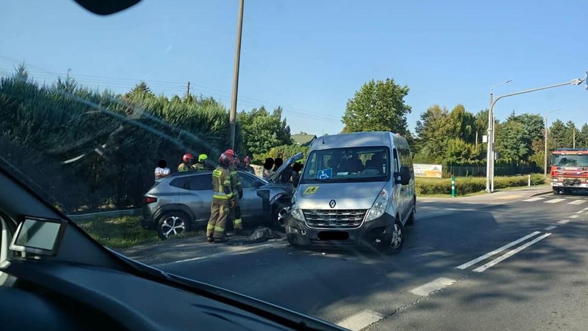 Zderzenie busa z osobówką w Łuszczowie