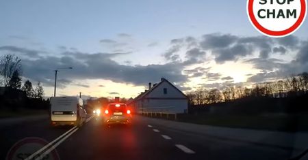 Jechał na czołówkę z policją. Reakcja funkcjonariuszy zastanawia
