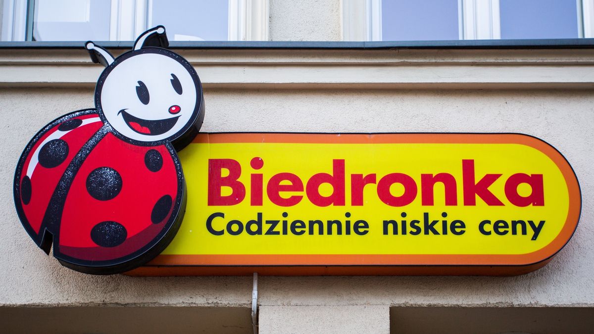 Zarobki w Biedronce. Tyle zarobi kasjer w sieci Jaronimo Martins Polska