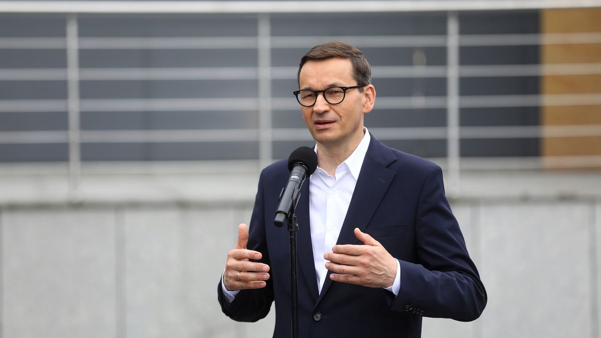 Raszyn, 01.07.2021. Premier Mateusz Morawiecki podczas konferencji prasowej inaugurującej program badań "Profilaktyka 40 Plus" przed Centrum Medycznym Judyta w Raszynie, 1 bm. (jm) PAP/Rafał Guz