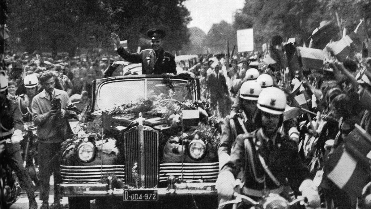 Owacyjne powitanie Jurija Gagarina przez mieszkańców Warszawy (1961)