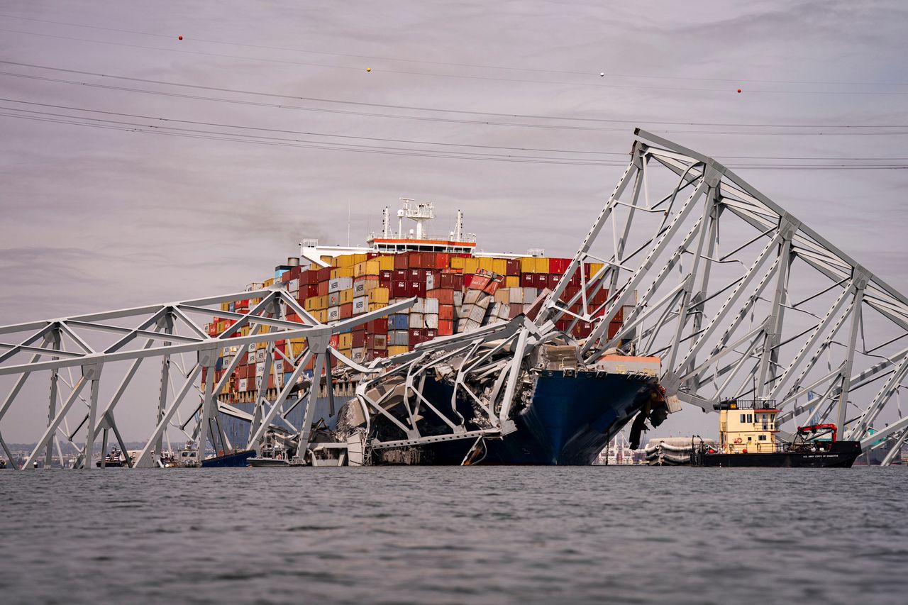 Disaster in the USA. A bridge in Baltimore collapsed after being struck by a container ship.