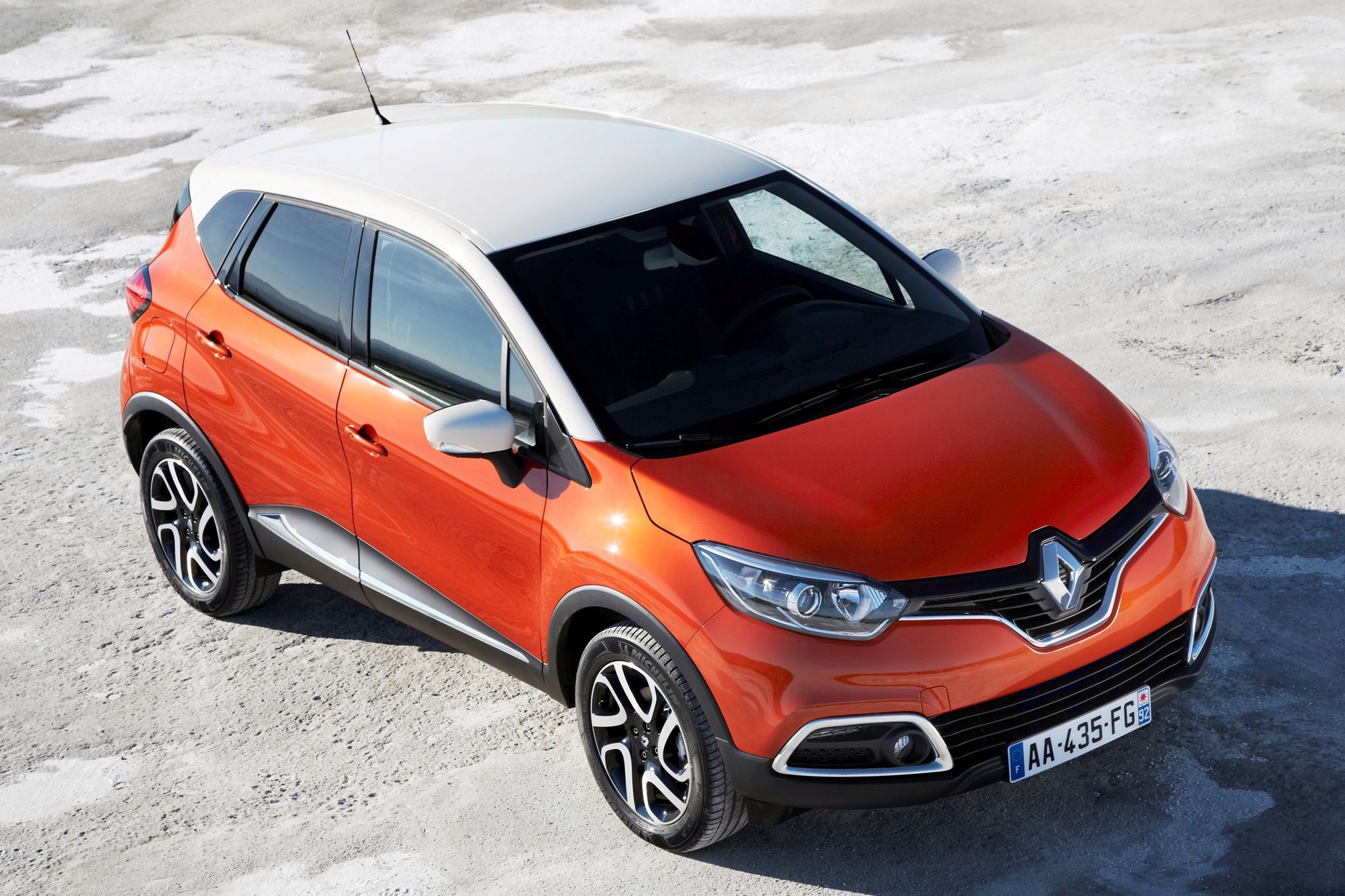 Czyż nie jest atrakcyjniejszy? Renault Captur to wręcz typowo kobiecy model.