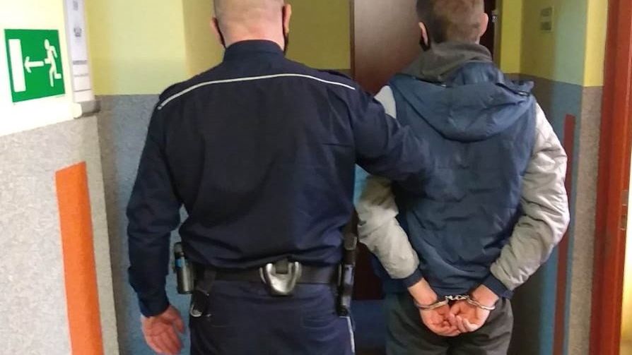 Śląsk. Policjanci ze Zbrosławic zatrzymali dwóch mężczyzn podejrzanych o kradzież sprzętu elektronicznego w sortowni firmy kurierskiej.