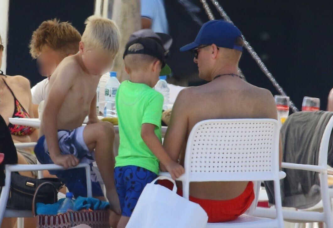 Marcin Mroczek wypoczywa nad morzem z żoną i synami